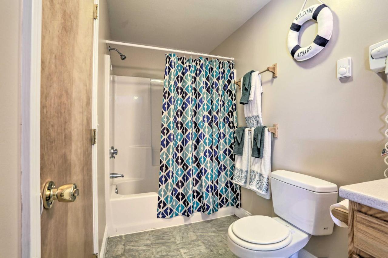 Lake Getaway Walk Across Street To Private Beach! Gilford Exterior photo